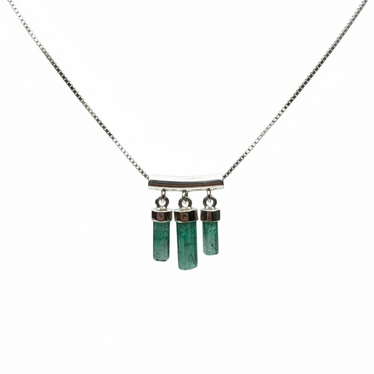 Necklace with green cylindrical pendants on a white background
merald necklace with Colombian emerald